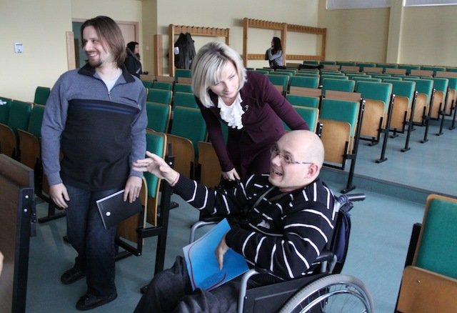 Studenci kupili komputer niepełnosprawnemu koledze