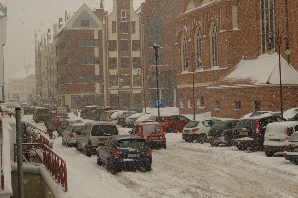 Śnieg sypie, nie wszystkie autobusy dojechały do celu