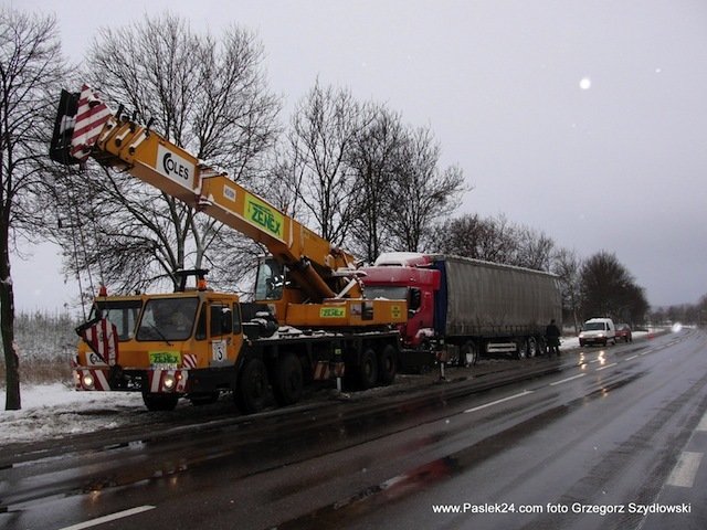 Aniołowo: Tir wpadł w poślizg