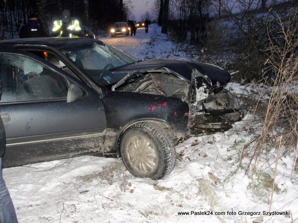 Pijany za kierownicą. Wpadł w poślizg, uderzył w drzewo