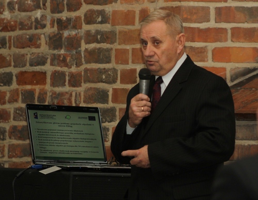 Wszystkich przy śmietniku nie da się upilnować. Trzeba uczyć segregacji śmieci