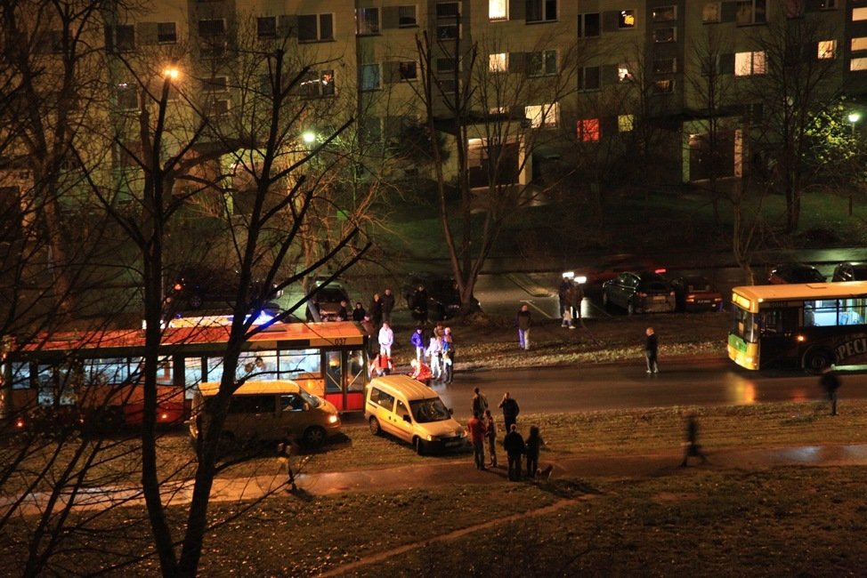 Wypadek na Odrodzenia, pieszy trafił do szpitala
