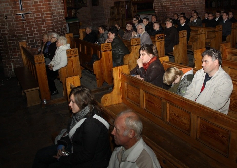 Liczyli, ilu z nas chodzi do kościoła