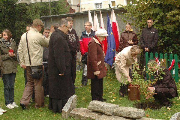 Posadzili dąb pamięci kpt. Wojciecha Staniszewskiego