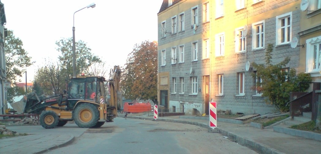 Czytelniczka: dlaczego na Jaśminowej układane są stare krawężniki?