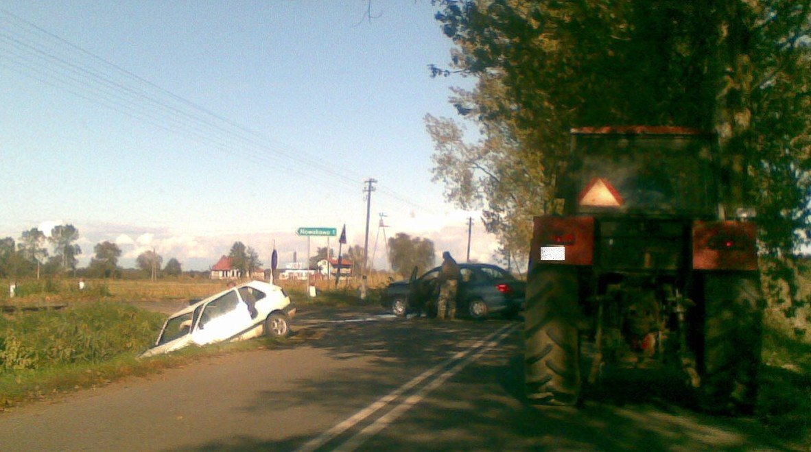 Samochód w rowie - wypadek na drodze 503