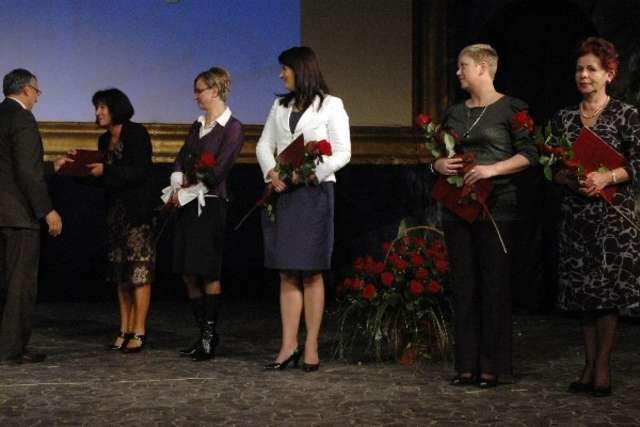 Starosta nagrodził nauczycieli i dyrektorów