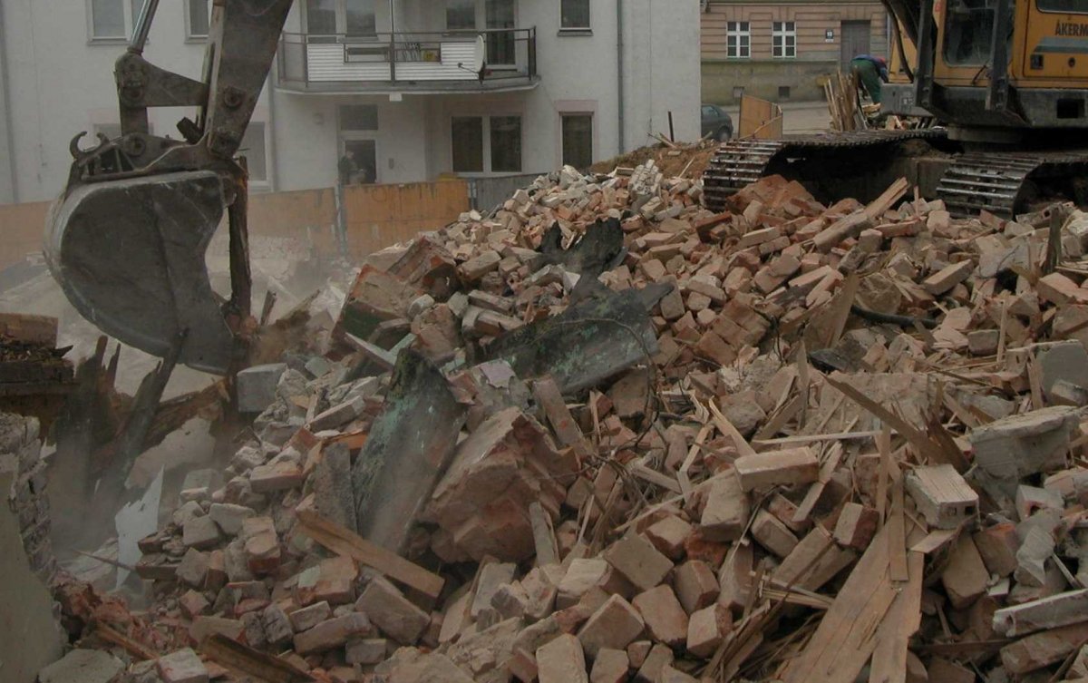 Dwudziestolatek ofiarą pijanego operatora koparki