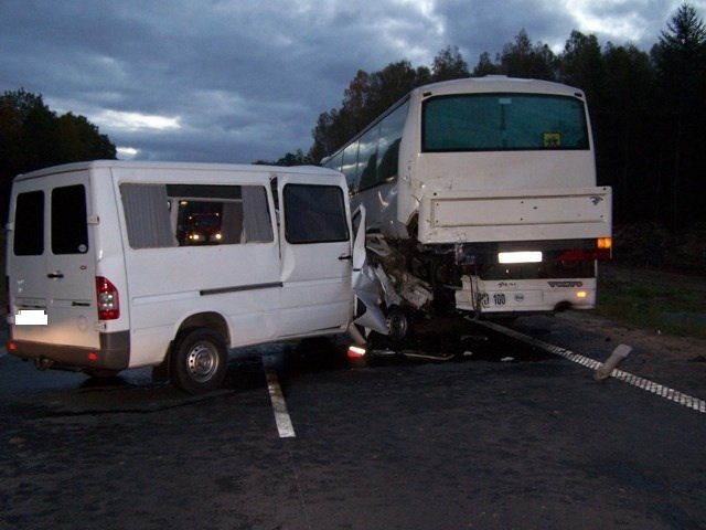 Bus uderzył w autokar