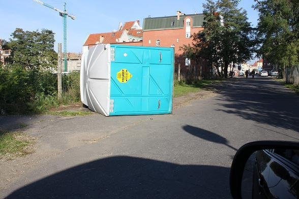 Przenośna, leżąca toaleta