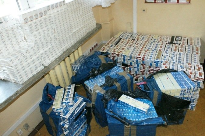 Skoda po brzegi załadowana papierosami z przemytu