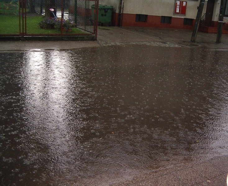 Internauta: wystarczy, że chwilę popada i ulica Portowa zamienia się w jezioro