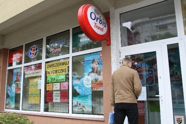 Upadł Orbis, na szybach wiszą jeszcze plakaty z promocyjnymi wycieczkami