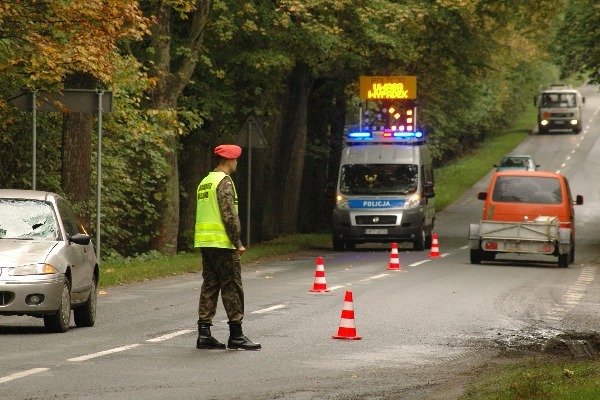 Samochód potrącił kobietę przechodzącą przez drogę