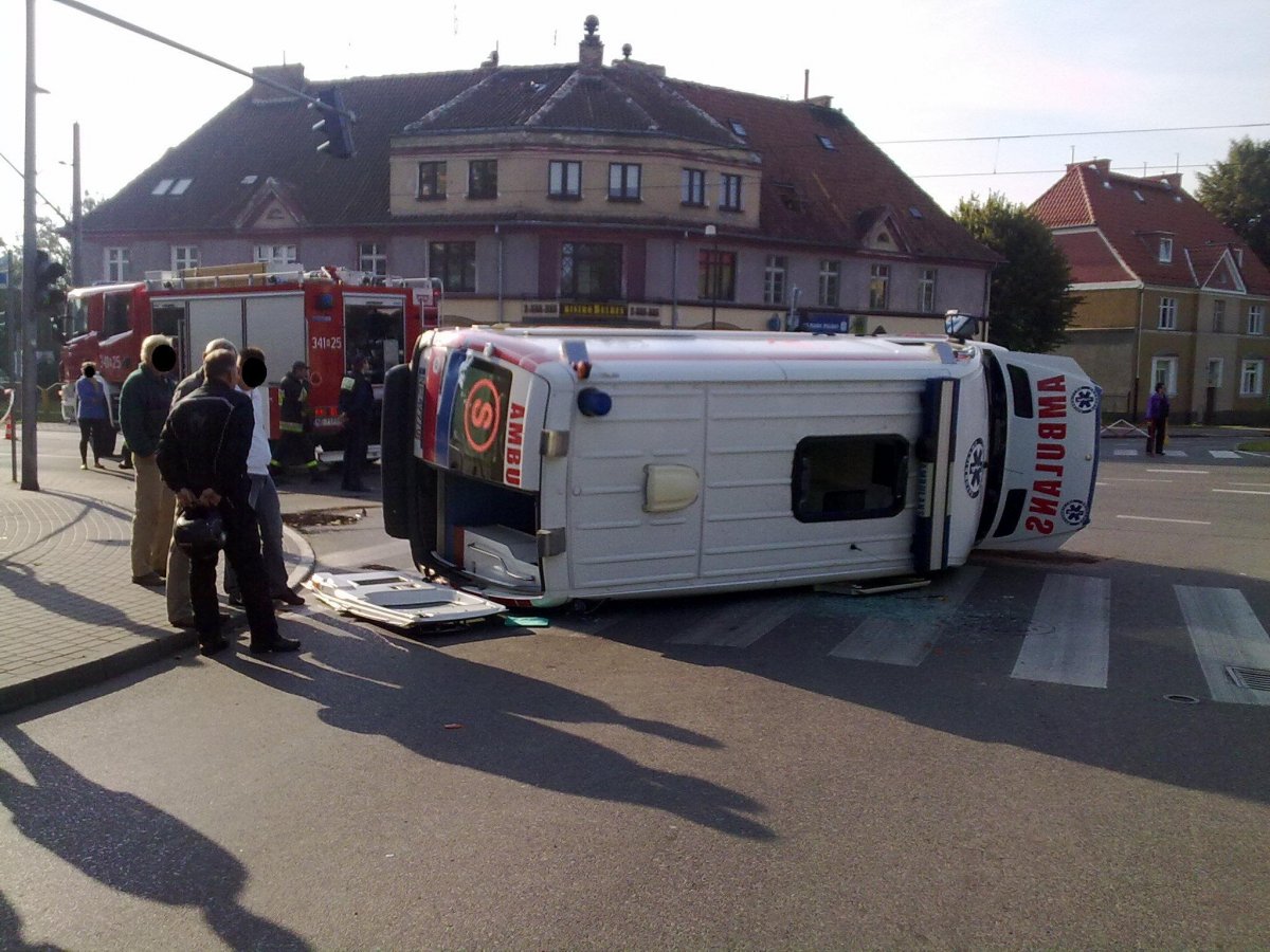 Wypadek na skrzyżowaniu, opel zderzył się z karetką pogotowia