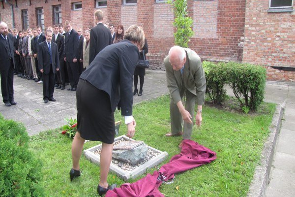 Dąb pamięci ppł. Karola Rudnickiego odsłonięto w Zespole Szkół Zawodowych nr 1 w Elblągu