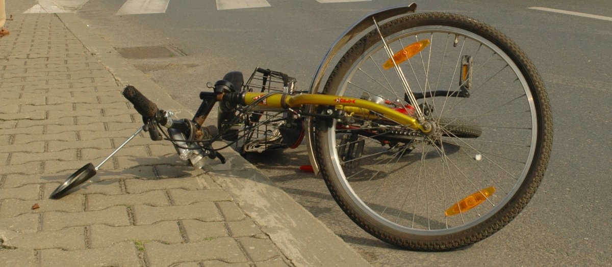 Rowerzysta nie uważał, potrącił go samochód
