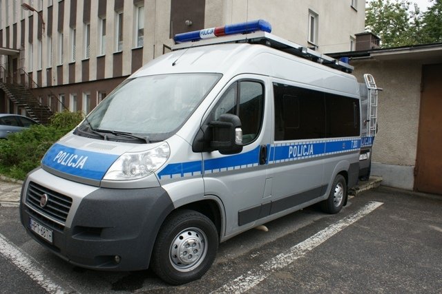 Policjanci z superambulansem  