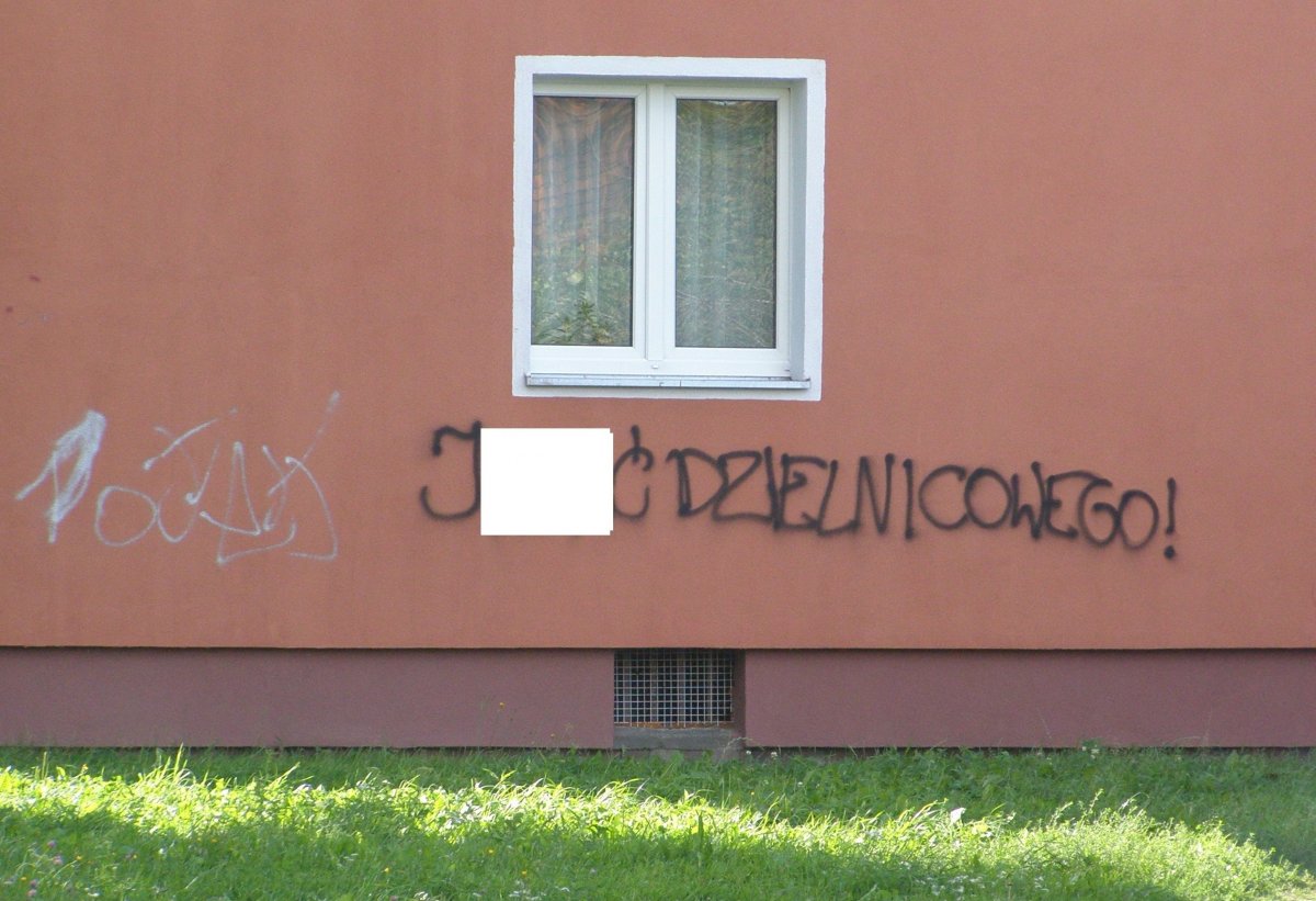 Ten napis nie przeszkadza?    