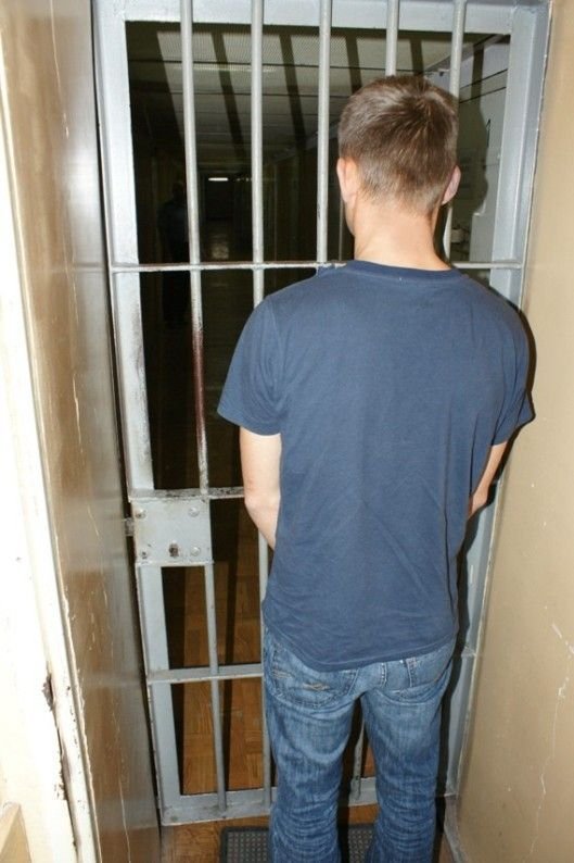 Skradzionym passatem uderzył w drzewo i dachował