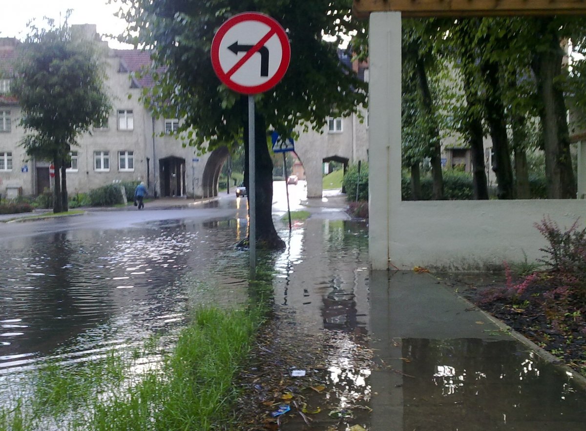 Internauta: chwilę popadało i znowu chodnik przy Parku Kajki zmienił się w jezioro