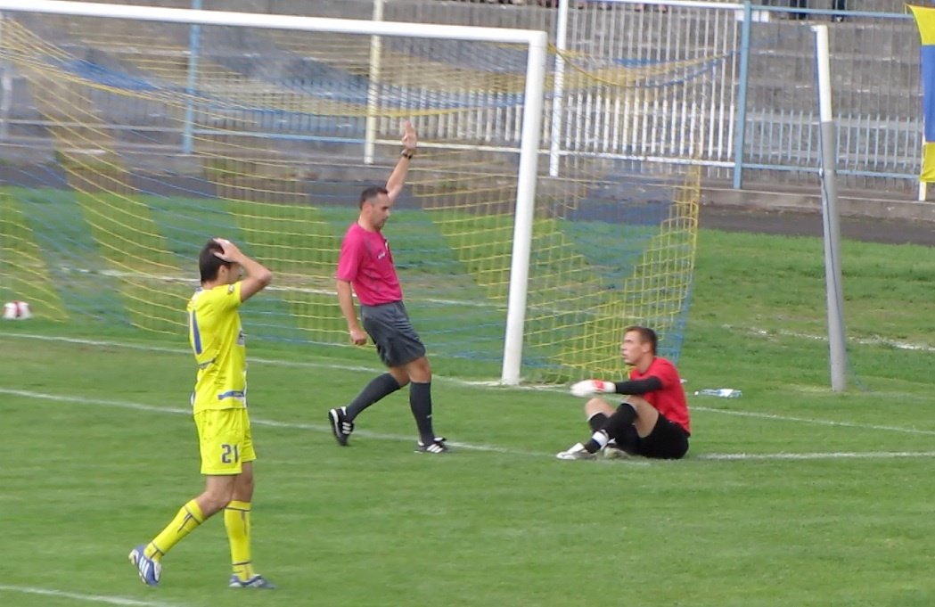 Olimpia strzela gola, sędzie gwiżdże spalonego i...