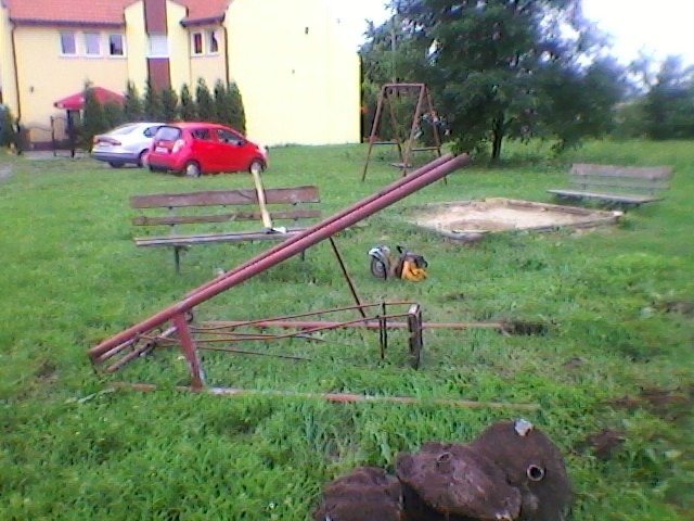 Tolkmicko: Sprzętem strażackim pocięli bujawki dla dzieci 