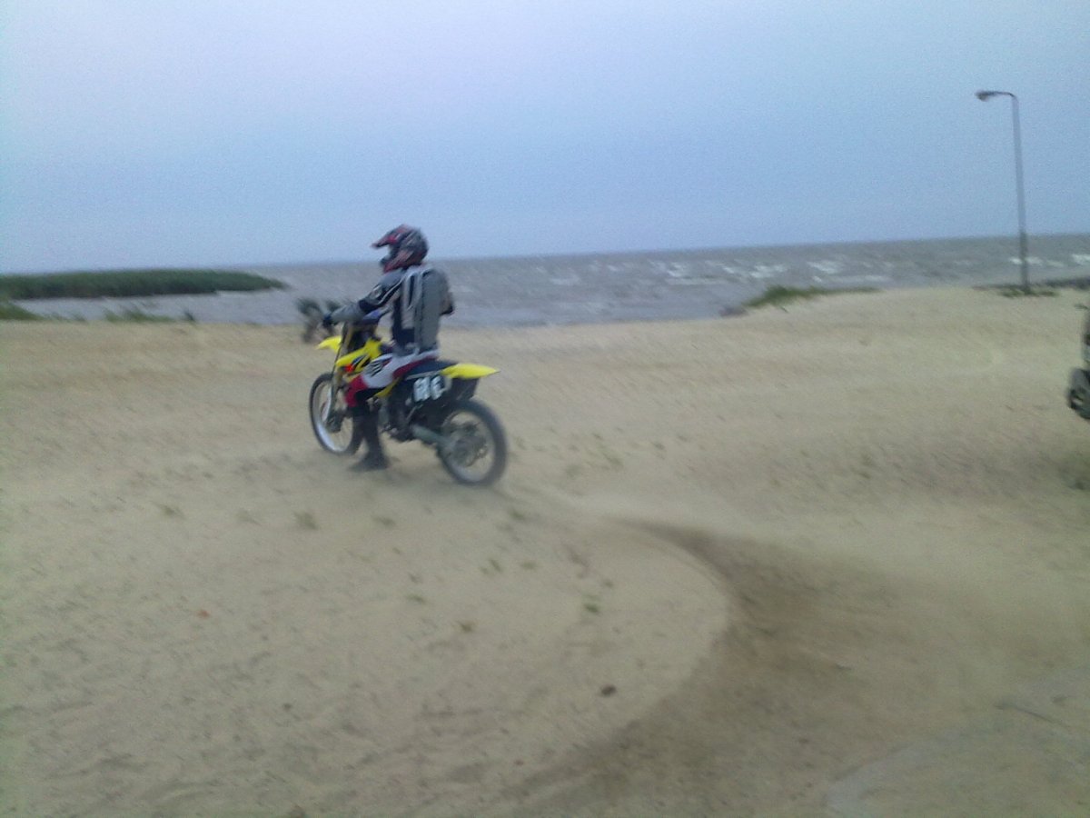 Motocrossowcy na plaży 