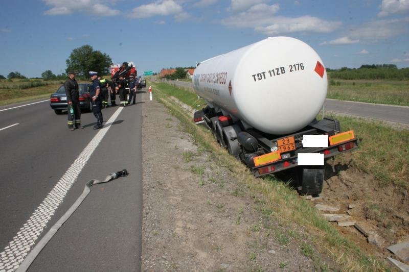 Kierowca zasłabł po ukąszeniu osy. Cysterna wpadła do rowu