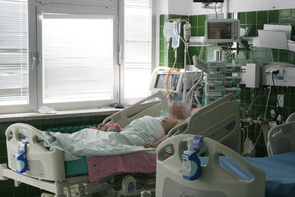 Skoczył na główkę i walczy o życie