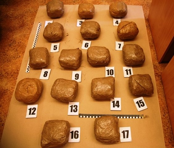 8 kilogramów marihuany w rękach policjantów