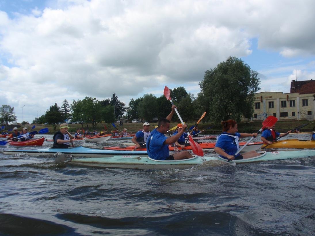  Zwycięzcy crossu kajakowego im. Tadeusza Kiwiało przekazali  nagrody na rzecz powodzian  