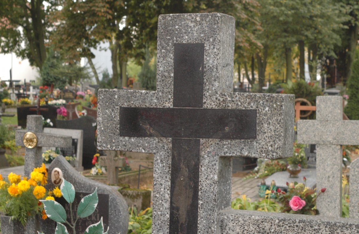 Wieczny odpoczynek czy wypoczynek?    Cmentarz w Jegłowniku to dla gminy grunty rekreacyjne...