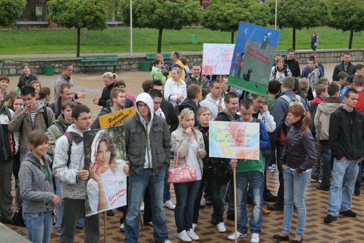 Uczniowie z 19 elbląskich szkół zorganizowali marsz przeciwko paleniu papierosów