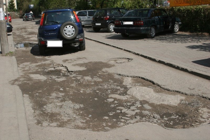 Na uliczce przy dawnym Plastyku kierowcy łamią swoje samochody