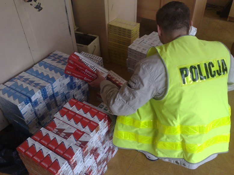 Mieli cztery tysiące paczek papierosów bez akcyzy