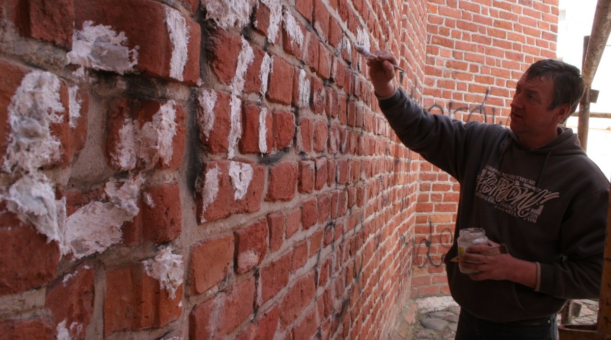 Trwa śledztwo w sprawie obraźliwych napisów pod adresem Lecha Kaczyńskiego na elbląskiej katedrze    