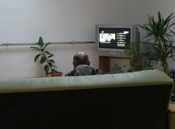 Urzędnicy się kłócą, a starsi i chorzy cierpią