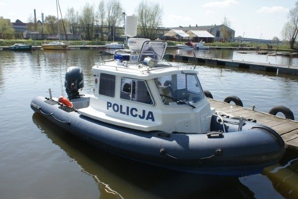 Policyjna motorówka gotowa do patrolowania naszych wód 
