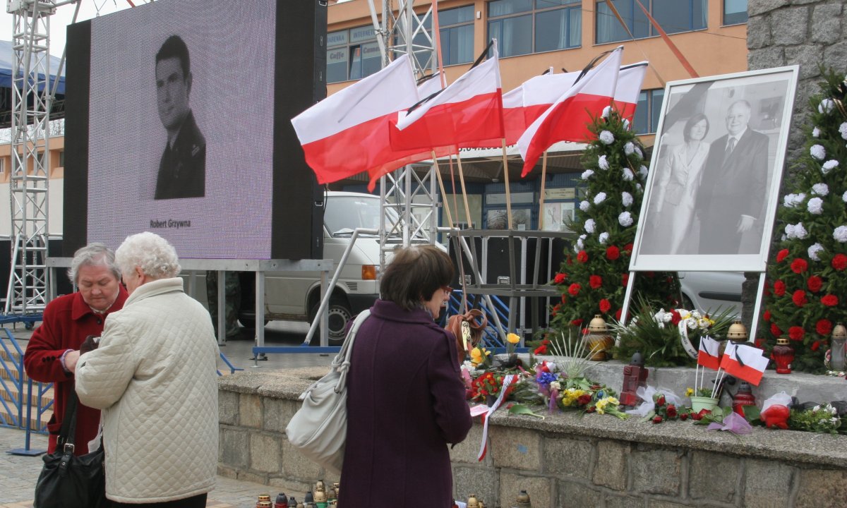 Wzruszające zdjęcia na telebimie na placu Jagiellończyka