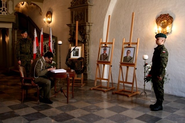 Generał Bogusław Samol oddał hołd ofiarom katastrofy pod Smoleńskiem