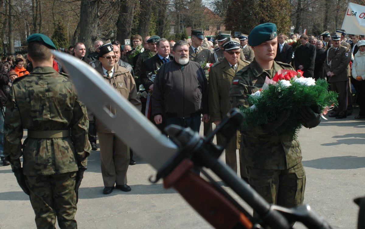 Elblążanie oddali hołd pomordowanym w Katyniu   