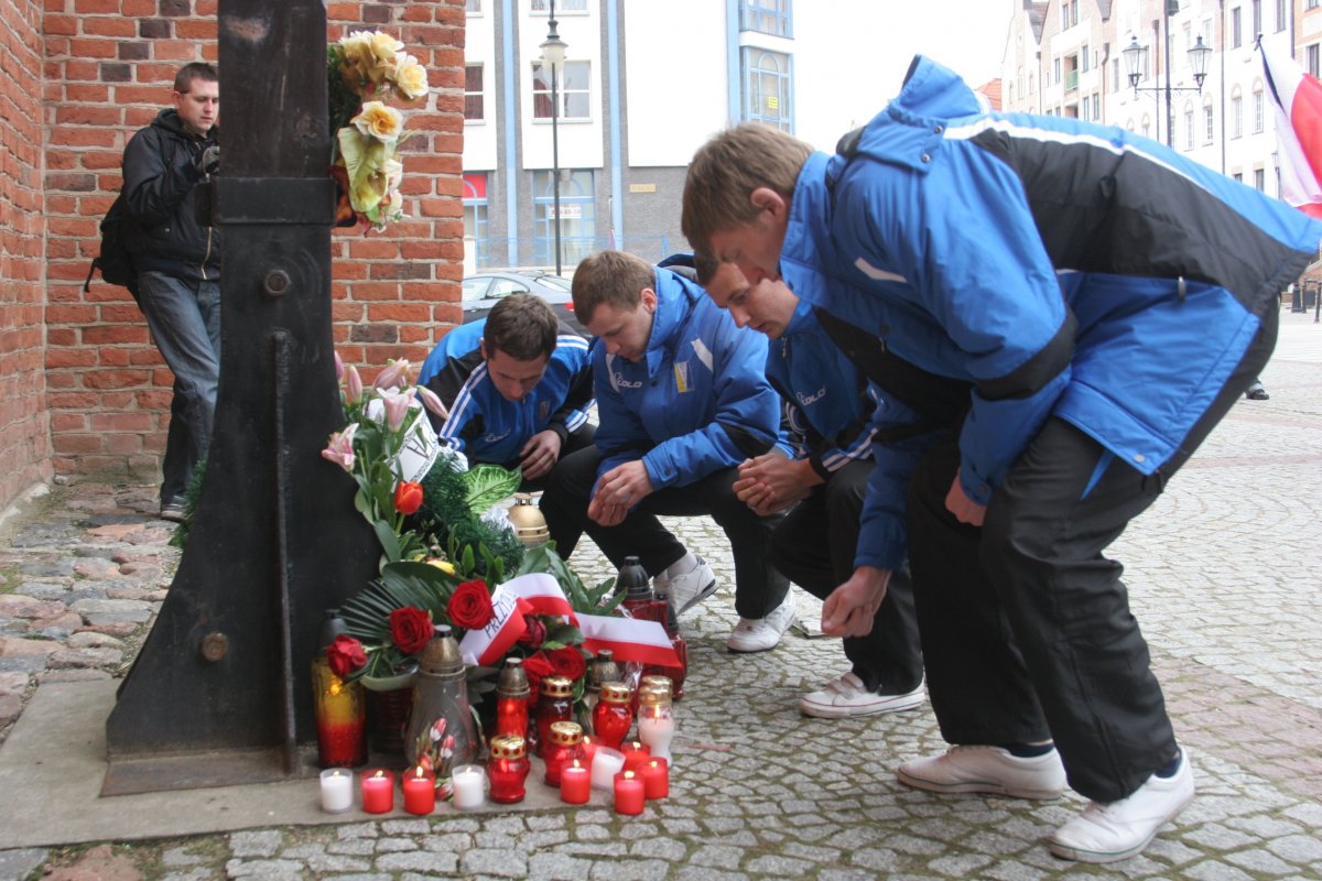 Elbląscy sportowcy oddają hołd ofiarom tragedii pod Smoleńskiem