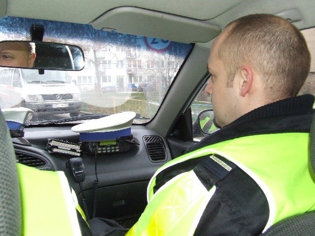 Uszkodzili samochód i zaatakowali policjantów