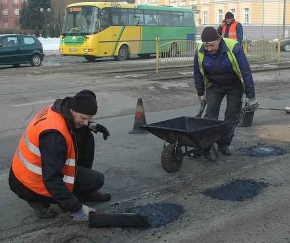 Ruszyli walczyć z dziurami w jezdniach