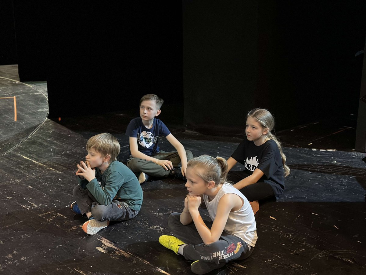 „Mały Książę” w elbląskim teatrze. W roli głównej czterech młodych aktorów. Wywiad z reżyserem Cezarym Domagałą