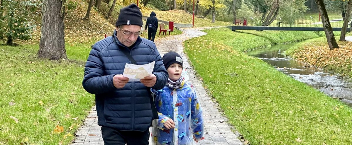Rodzinna gra w parku Dolinka. Zabierz bliskich i dołącz do zabawy
