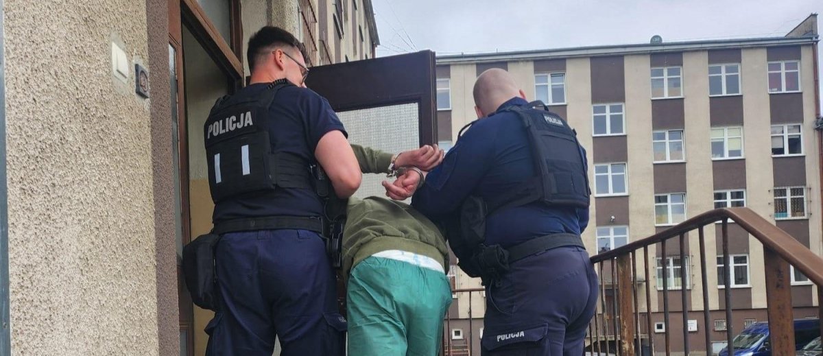 Elbląg: Podpalił swoje auto i próbował wzniecić ogień pod komendą. Trafił do aresztu