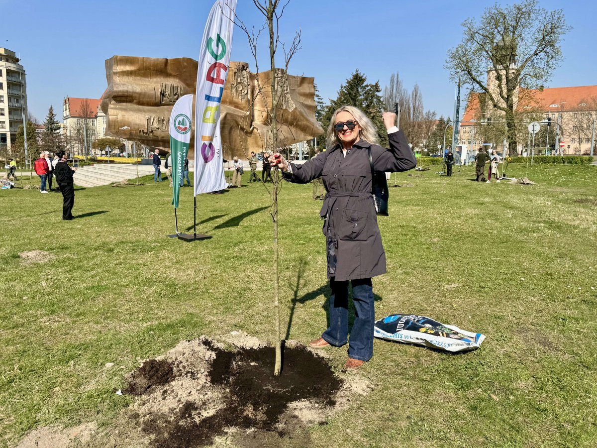 Jubileusz 40-lecia Parku Krajobrazowego Wysoczyzny Elbląskiej: Przy pomniku Odrodzenia posadzono 40 buków