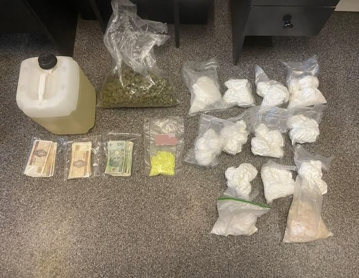 Powiat elbląski: Policja zabezpieczyła 6 kg amfetaminy, ecstasy, mefedron i gotówkę na posesji 25-latka